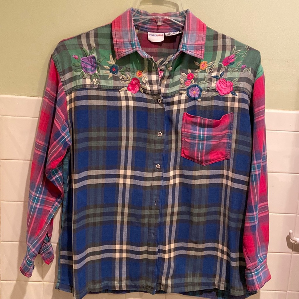 Style to go colorful floral embroidered button down shirt size medium